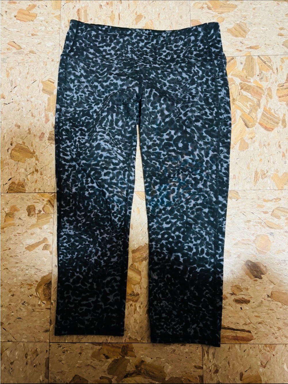 ATHLETA, Printed Cropped Leggings in Black and Gray, Size Small